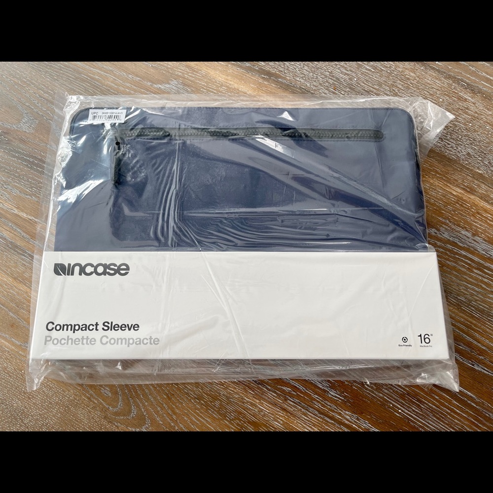 Incase Compact Sleeve in Flight Nylon NIB